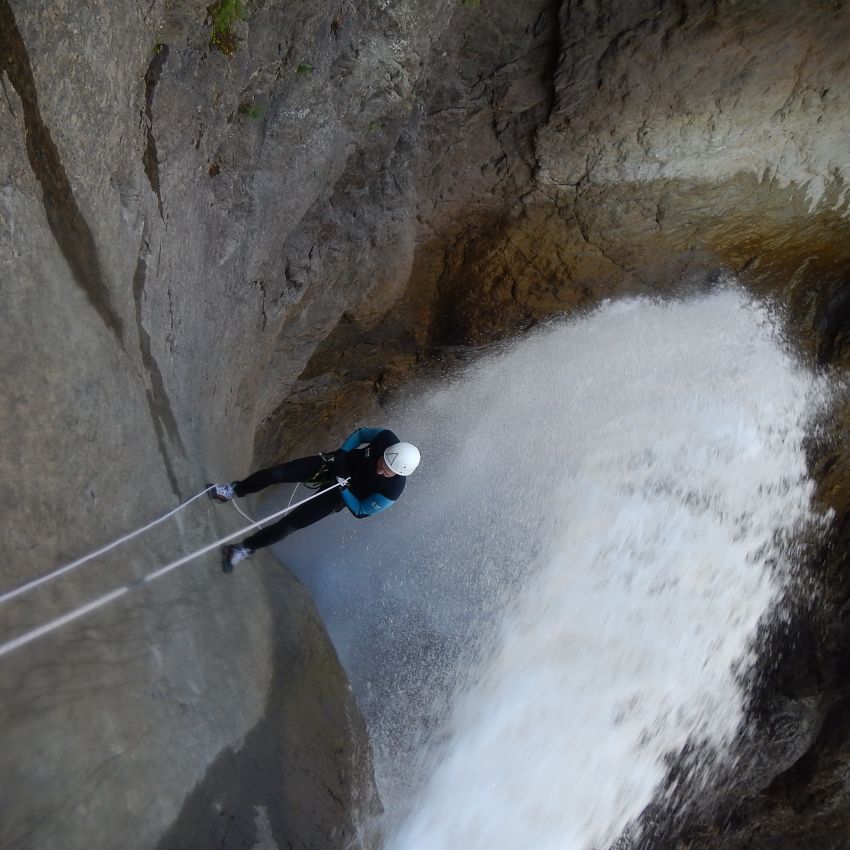 Photo d'une descente en rappel du canyon des Oules Fressinières dans les Hautes-Alpes