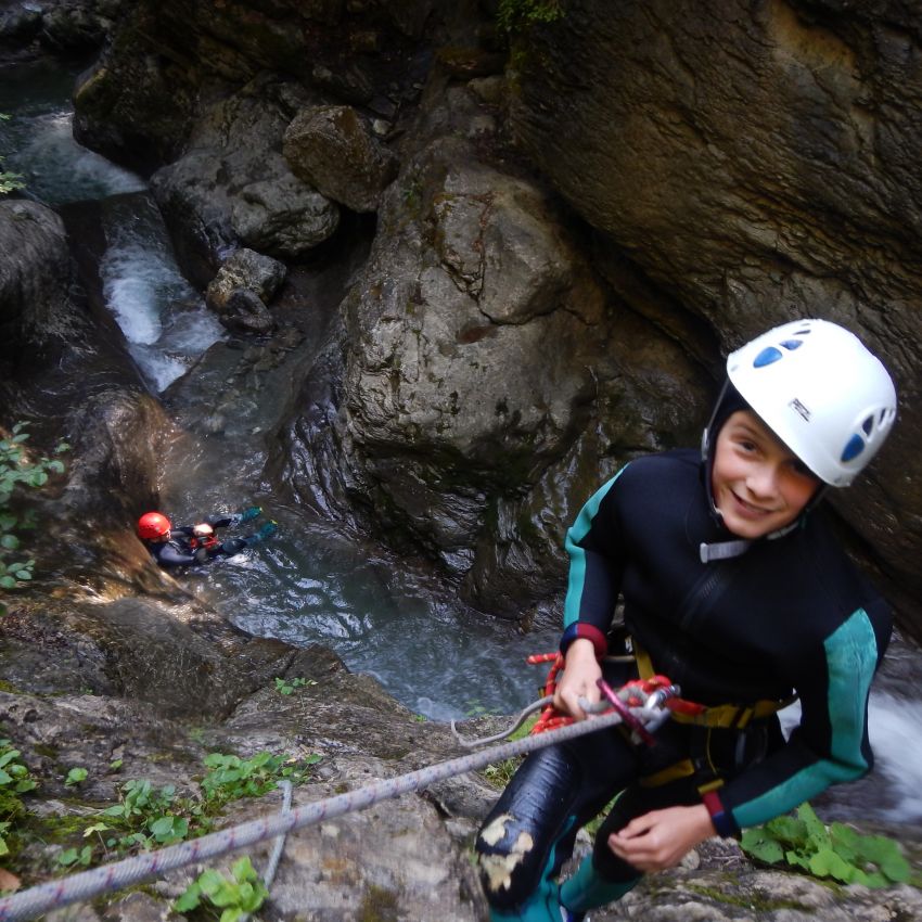 Photo d'une descente en rappel d'un enfant au canyon de Nyon à Morzine en Haute-Savoie