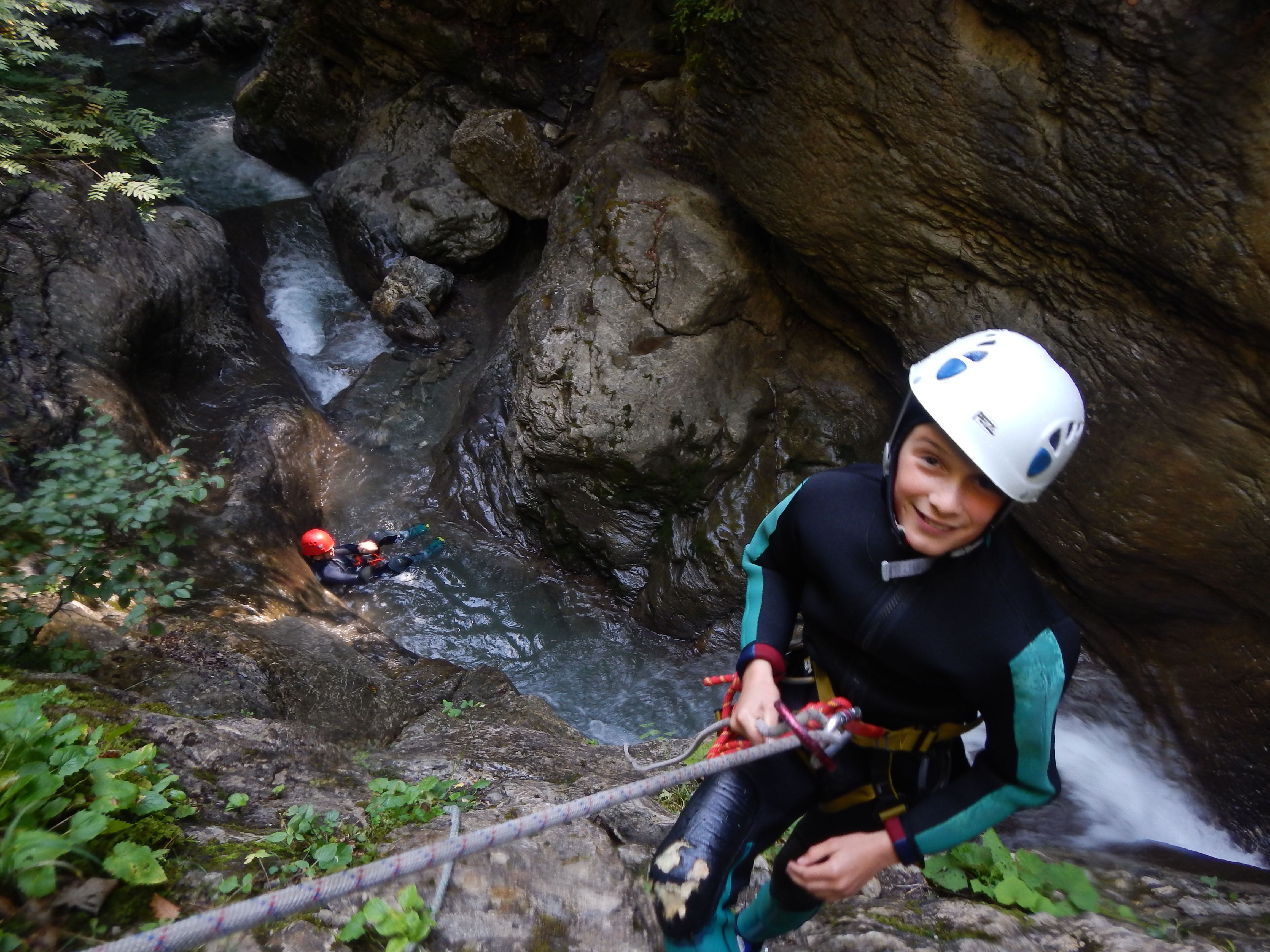 Descente en rappel d'un enfant dans le canyon de Nyon à Morzine