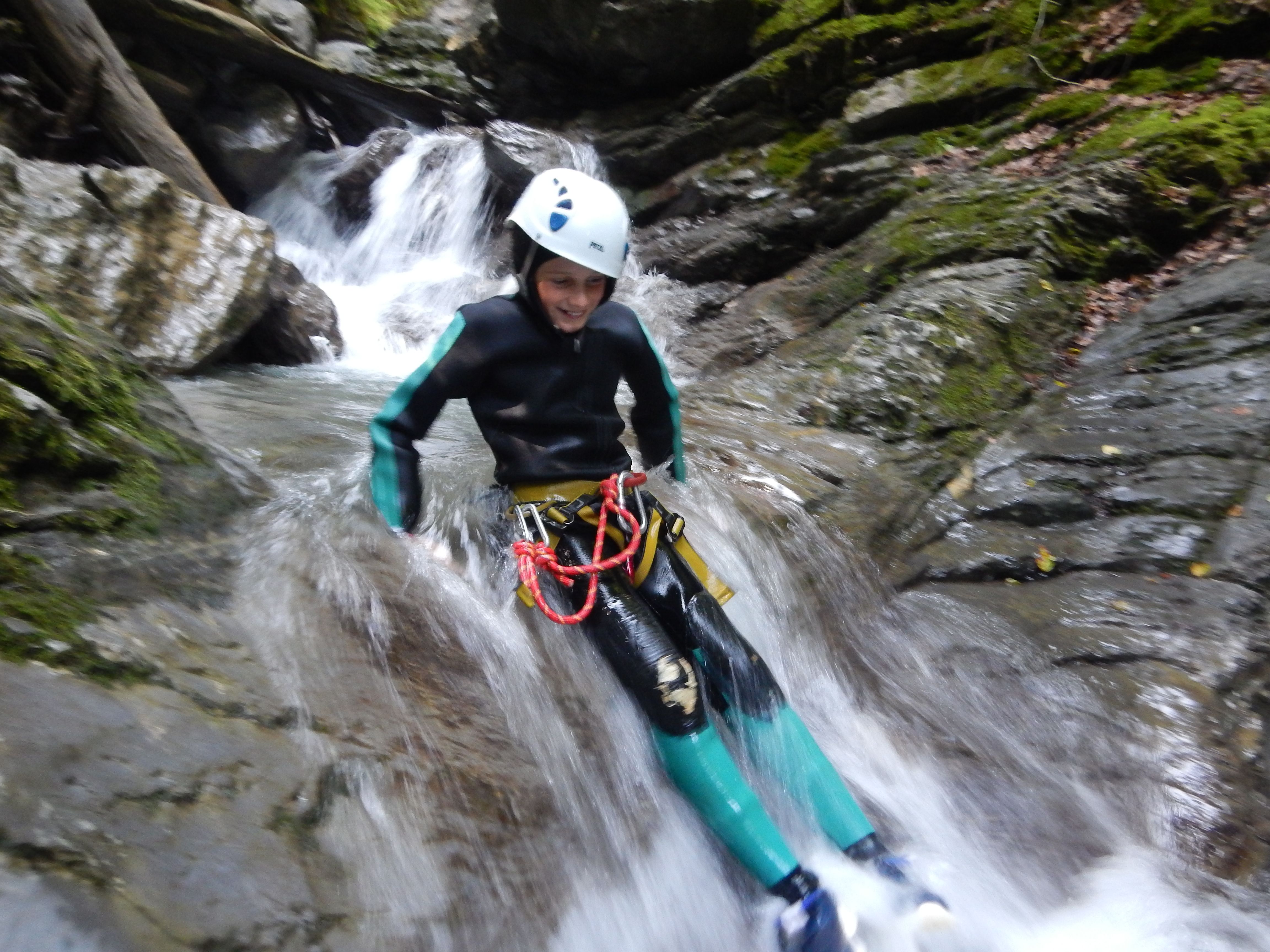 Enfant qui descend en toboggan dans le canyon de Nyon à Morzine, 