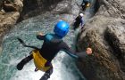 Saut d'un enfant en canyoning