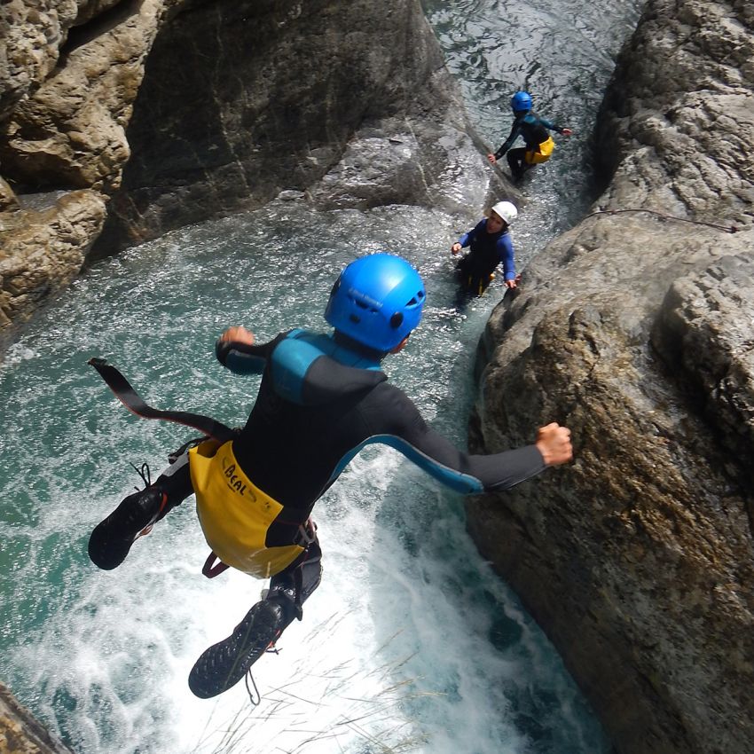 Photo d'une descente d'un canyon en famille 